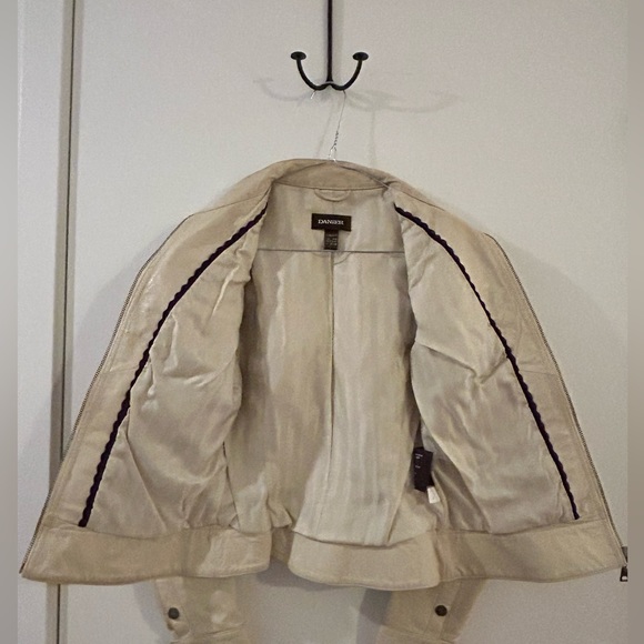 Vintage Danier leather biker jacket. Classic look & tailored fit - Picture 3 of 5